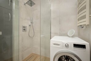 Dusche, Haartrockner, Handtücher, Shampoo