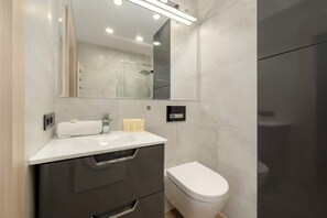 Shower, hair dryer, towels, shampoo