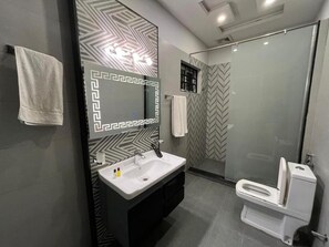 Deluxe Room, City View | Bathroom | Slippers, towels, soap, shampoo - Palm Tree Hotel & Luxury Suites (Lahore)