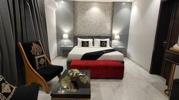 Chambre Deluxe, vue ville | 1 chambre, coffres-forts dans les chambres, bureau