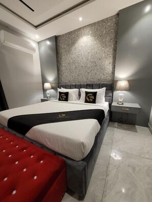 Deluxe Room, City View | In-room safe, desk, iron/ironing board, free WiFi - Palm Tree Hotel & Luxury Suites (Lahore)