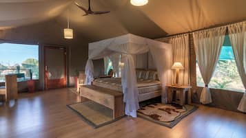 Deluxe Double Room | Desk, iron/ironing board, free WiFi