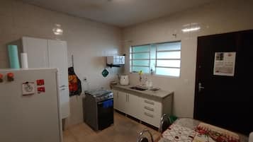 Kühlschrank, Mikrowelle, Herdplatte, Kochgeschirr/Geschirr/Besteck