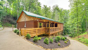 A wooden cabin with a porch, surrounded by a landscaped garden and a forested area. - 2 Mi to Dtwn Gatlinburg: 'crescent Claw Cabin!' (Gatlinburg)