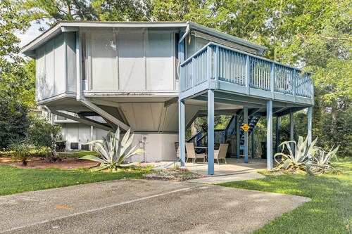 Myrtle Beach Tree House' w/ Deck ~ 7 Mi to Beach!