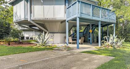 Myrtle Beach Tree House' w/ Deck ~ 7 Mi to Beach!