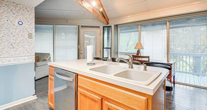 Myrtle Beach Tree House' w/ Deck ~ 7 Mi to Beach!