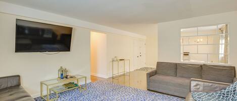 Căn hộ (1 Bedroom) | Khu phòng khách | TV