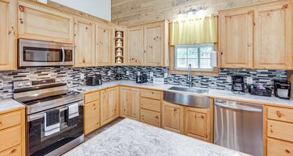 Quitman Lakefront Cabin w/ Screened Porch & Grill!