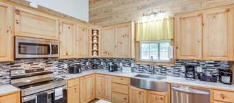 Quitman Lakefront Cabin w/ Screened Porch & Grill!