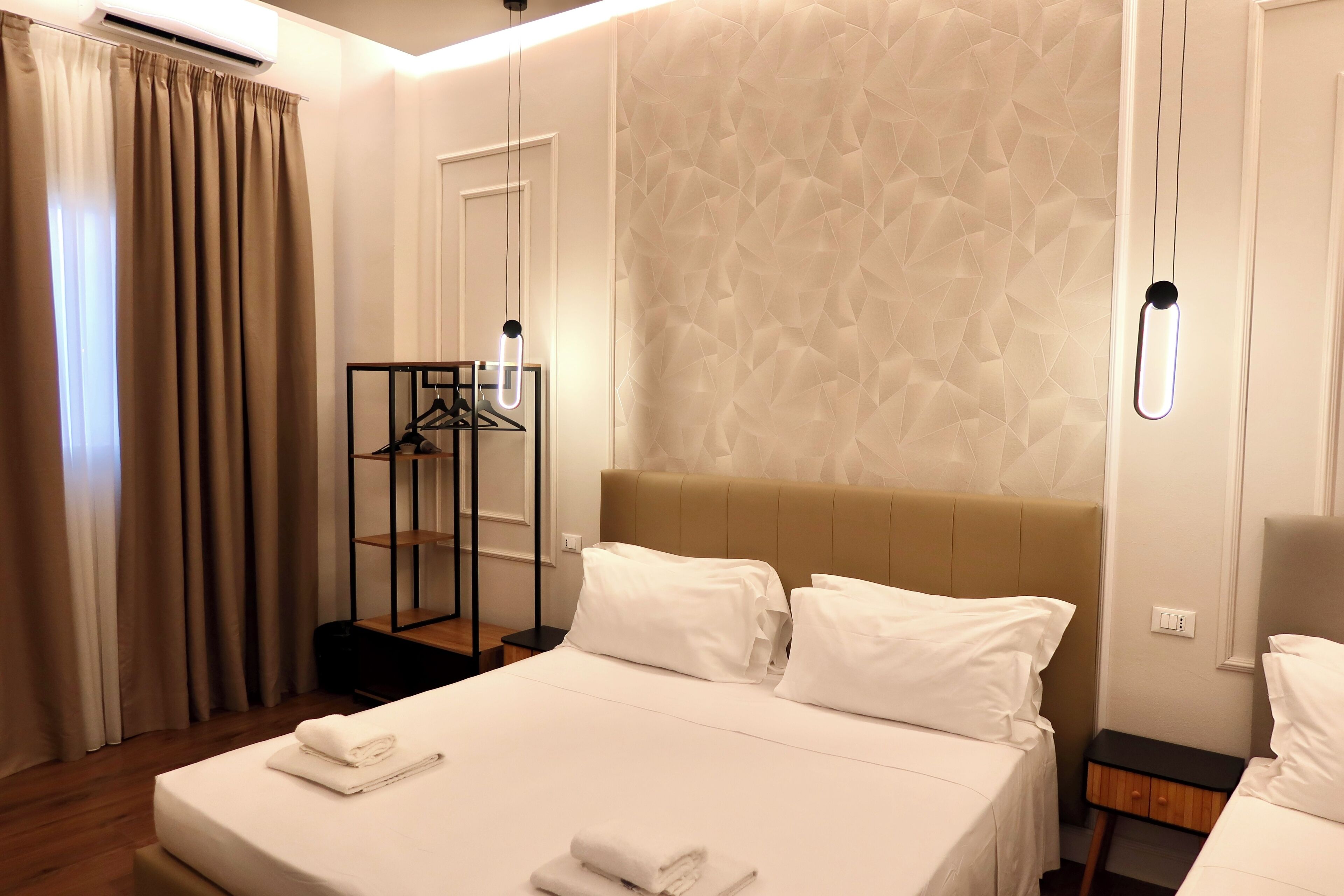 Tremannsrom – standard | Allergitestet sengetøy, dundyner, safe på rommet og skrivebord