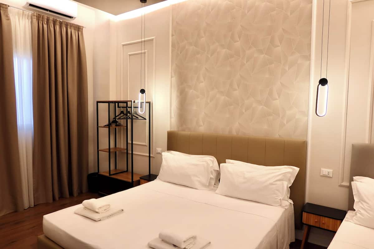 Tremannsrom – standard | Allergitestet sengetøy, dundyner, safe på rommet og skrivebord