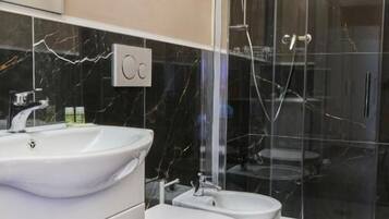 Standard Double Room | Bathroom | Shower, rainfall showerhead, free toiletries, hair dryer