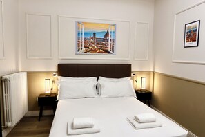 Hypo-allergenic bedding, down duvets, in-room safe, desk - El Roy Garden Rooms (Florence)