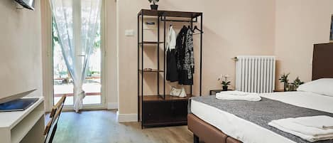 Standard Studio | Hypo-allergenic bedding, down comforters, in-room safe, desk
