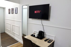 Hypo-allergenic bedding, down duvets, in-room safe, desk - El Roy Garden Rooms (Florence)