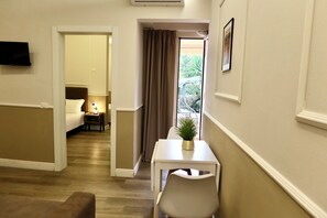 家庭四人房 | 起居區 | 32-吋智慧型電視，提供有線頻道