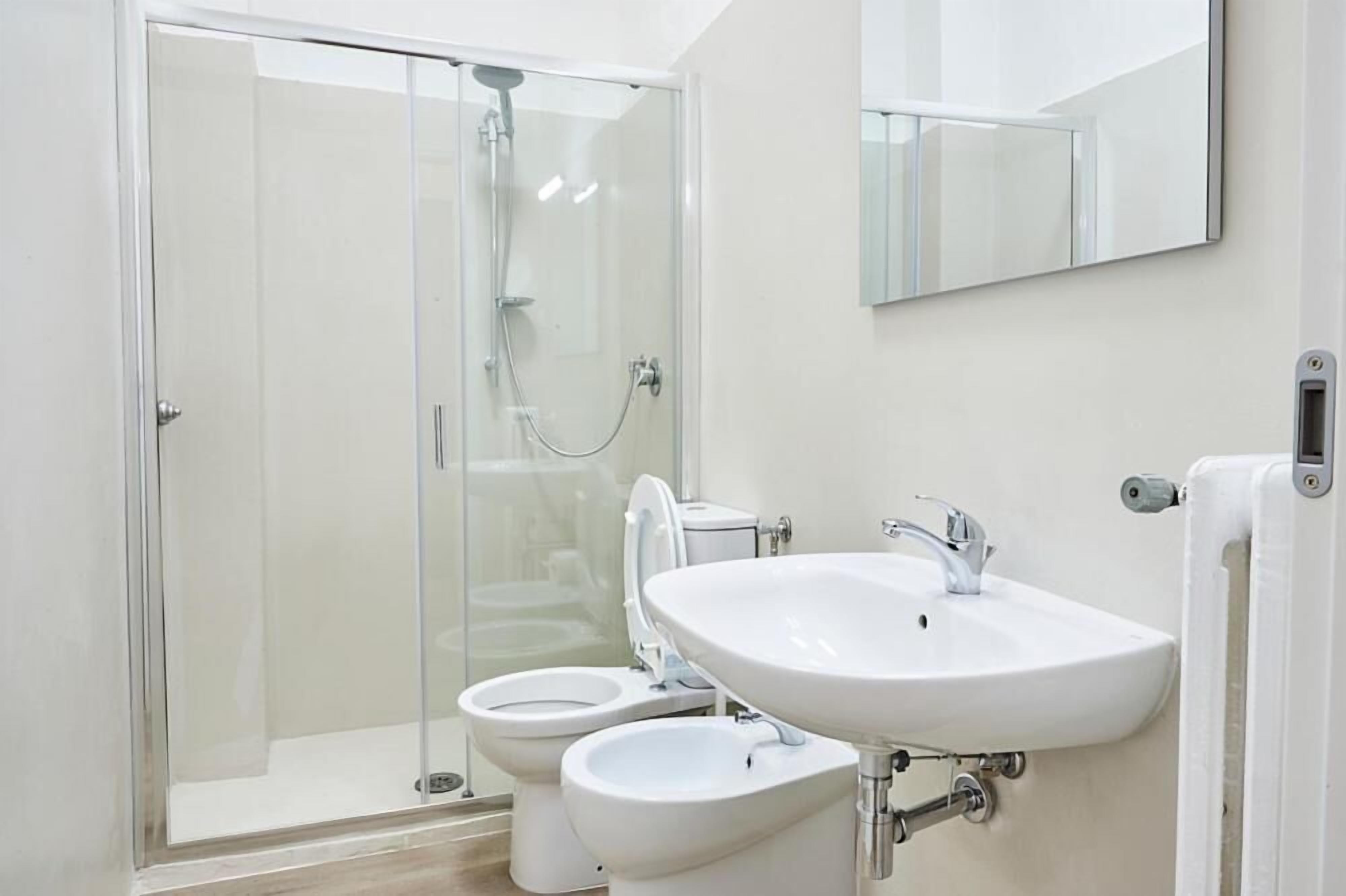 Ducha, cabezal de ducha tipo lluvia, artículos de tocador gratuitos