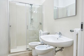 Douche, douche à « effet pluie », articles de toilette gratuits