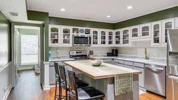 House (5 Bedrooms) | Interior