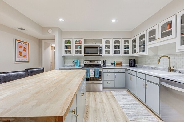 House (5 Bedrooms) | Interior