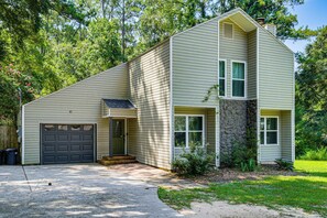House (5 Bedrooms) | Front of property - Daphne Home w/ Deck: Close to Beaches & Parks! (Daphne)