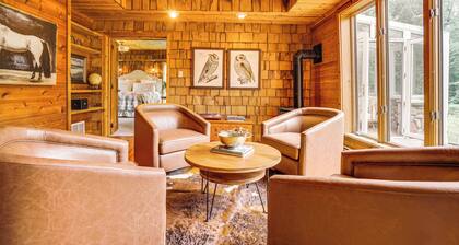 Picturesque Lake Elmo Cottage w/ Fire Pits!