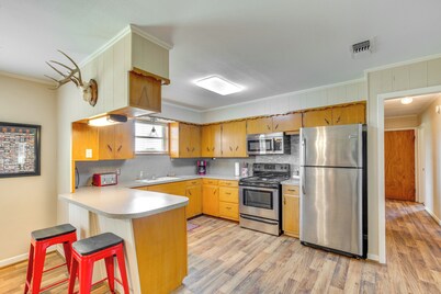 Family-friendly De Kalb Getaway w/ Fire Pit!
