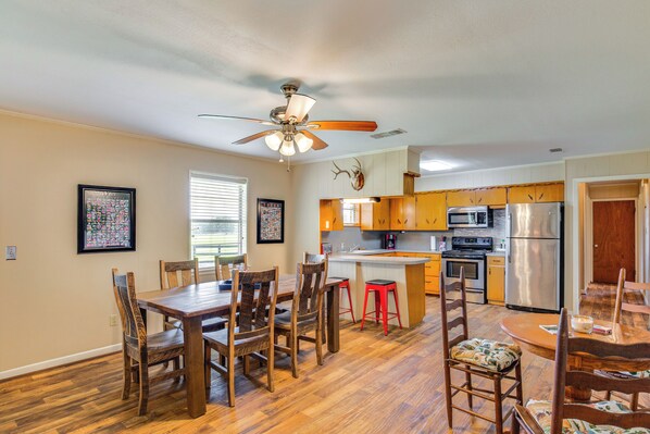 House (3 Bedrooms) | Interior - Cozy De Kalb Home w/ Grill on 100 Acres! (De Kalb)