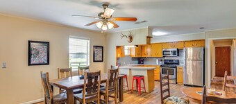 Family-friendly De Kalb Getaway w/ Fire Pit!