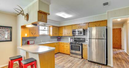 Cozy De Kalb Home w/ Grill on 100 Acres!