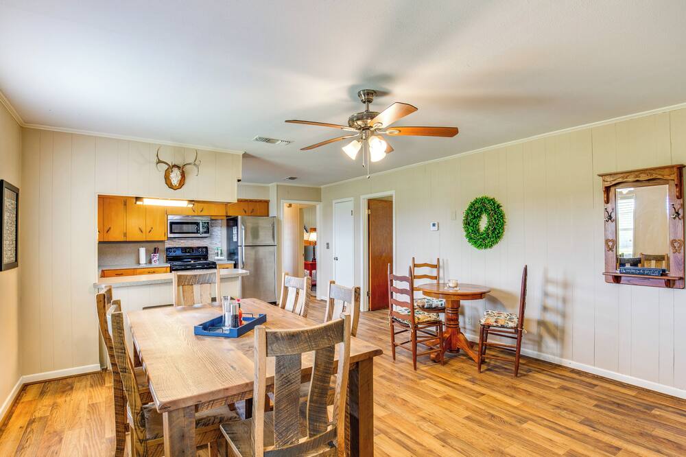 Family-friendly De Kalb Getaway w/ Fire Pit! - Maud, TX