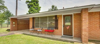 Family-friendly De Kalb Getaway w/ Fire Pit!