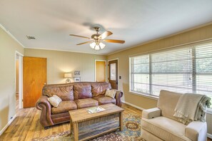 House (3 Bedrooms) | Interior - Cozy De Kalb Home w/ Grill on 100 Acres! (De Kalb)