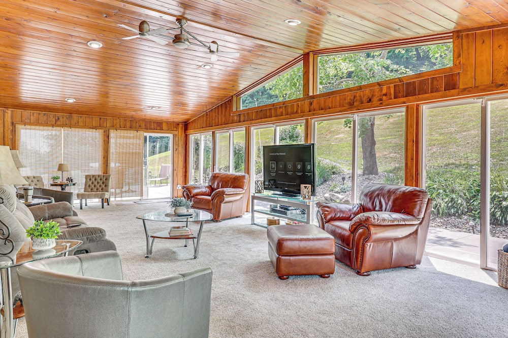 Spacious Ohio Family Home on 5-acre Property! - Midvale, OH