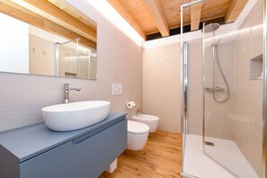 Douche, séchoir à cheveux, serviettes fournies