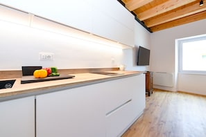 Kühlschrank, Geschirrspüler, Wasserkocher mit Kaffee-/Teezubehör