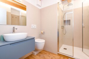 Douche, séchoir à cheveux, serviettes fournies