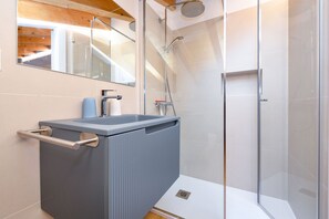 Douche, sèche-cheveux, serviettes fournies