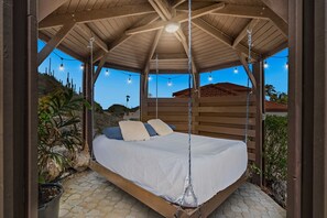 5 habitaciones, escritorio y tabla de planchar con plancha