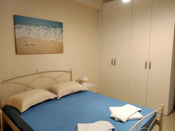 1 bedroom - By the Beach Studio by Frangki (Aegina)