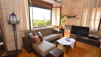 Villa, Smoking | 3 bedrooms, desk