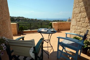 3 bedrooms, desk - Castle of Poseidon by Frangki (Aegina)