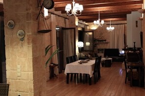 别墅, 吸烟房 | 3 多间卧室、办公桌