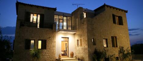 Villa, Smoking | 3 bedrooms, desk
