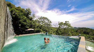 3 piscines extérieures