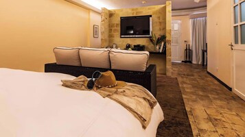 Studio, Garden View | Egyptian cotton sheets, premium bedding, down comforters, minibar