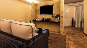 Studio, Garden View | 2 bedrooms, Egyptian cotton sheets, premium bedding, down comforters