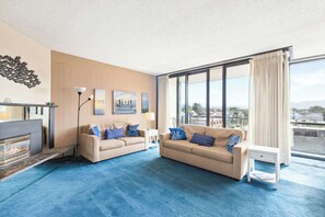 Téléviseur, foyer, lecteur de DVD, bureau