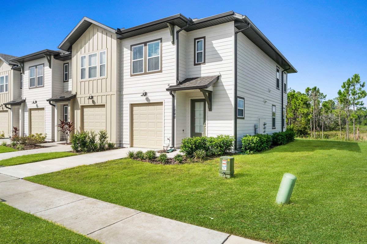 Attractive exterior boasts a well-kept lawn and appealing architectural design - This location is ideal for families seeking a tranquil yet convenient living space - Elegantly blending tradition and modernity in its design
